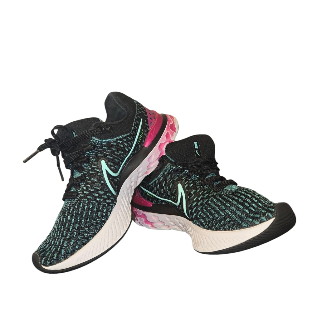 Nike Women's Black and Pink Running Shoes